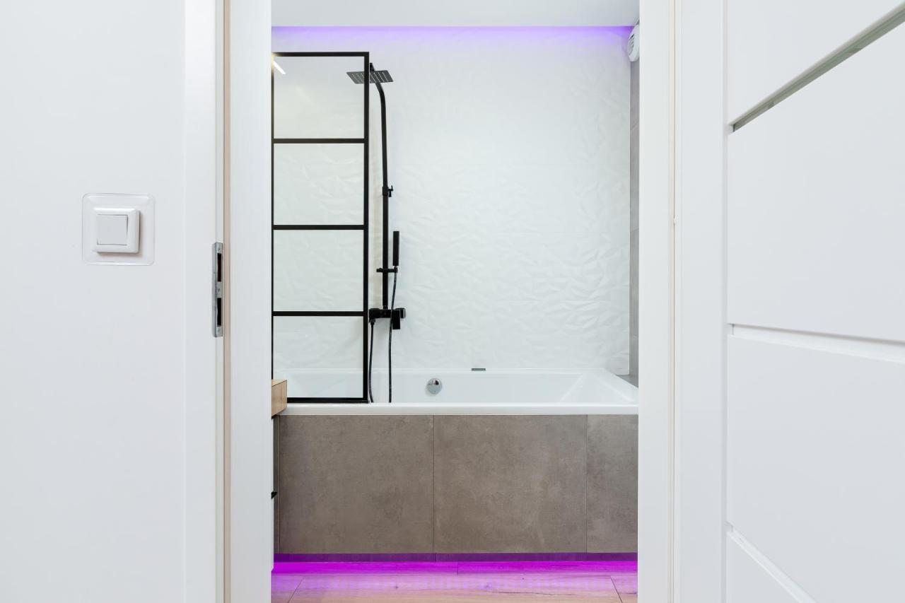 Appartement Movie Jacuzzi At The Main Station By Renters Krakau