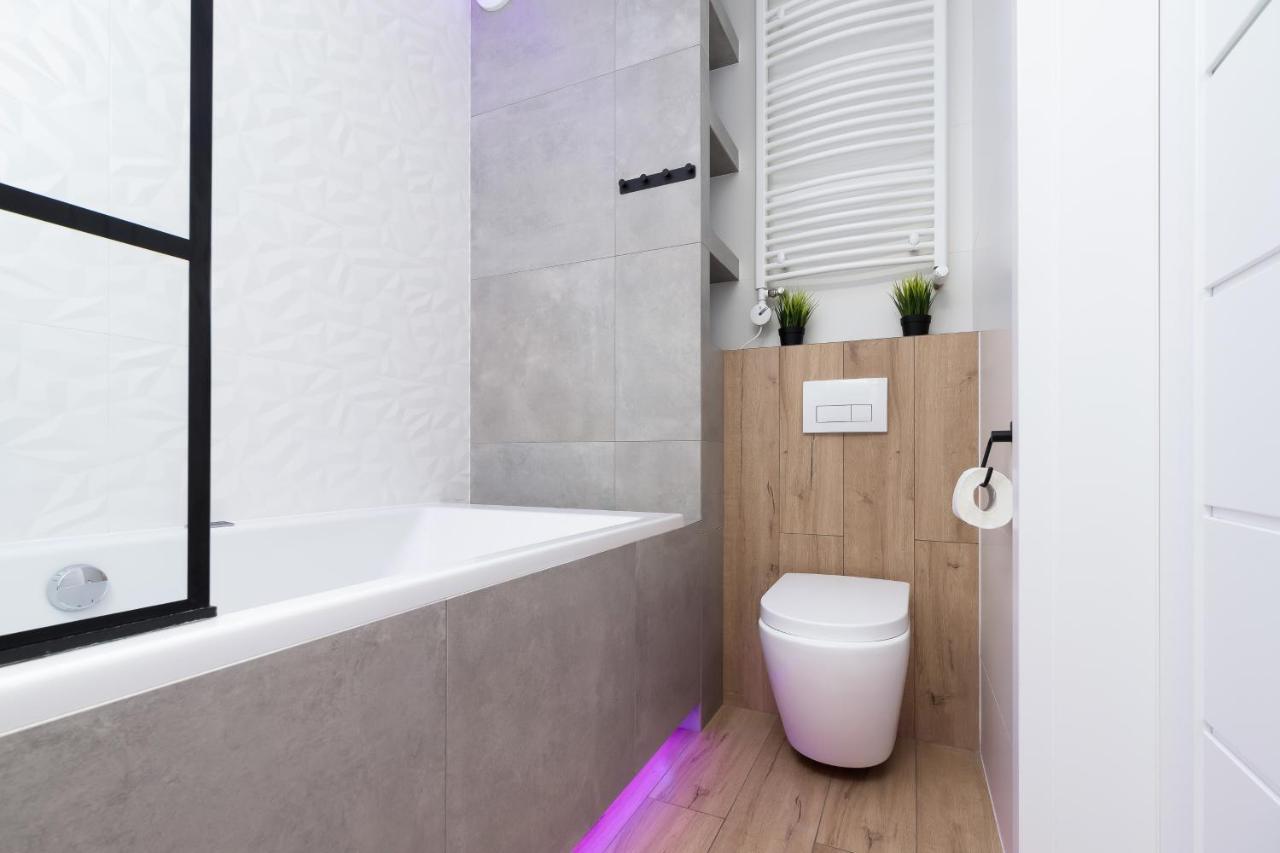 Movie Jacuzzi At The Main Station By Renters Appartement